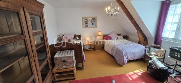 "VISITE VIRTUELLE DISPONIBLE SUR DEMANDE"
Ensemble de maison 138m² (utile) et un gîte indépendant de 106m² (utile) refait à neuf située à 16min de Loudéac

La maison principale :
Au rdc un séjour/salon avec cheminée(insert) 35m², une cuisine neuve 12m², 2 chambres de 11m², une sdb, wc, garage

A l'étage un palier dessert 2 chambres de 21m² et 19m², salle d'eau, wc, deux greniers de 10m² et 15m²

Le gîte refait à neuf (jamais utilisé)
Au rdc une vaste cuisine a/e de 22m², un séjour de 29m², une chambre avec sa salle d'eau avec wc, une sdb avec wc, un garage

A l'étage 2 chambres de 20m² et 12m², un wc

Le terrain de 1260m² est bien séparé en 2 avec une clôture et un portillon entre la maison et le gîte