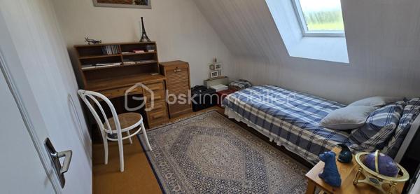 "VISITE VIRTUELLE DISPONIBLE SUR DEMANDE"
Ensemble de maison 138m² (utile) et un gîte indépendant de 106m² (utile) refait à neuf située à 16min de Loudéac

La maison principale :
Au rdc un séjour/salon avec cheminée(insert) 35m², une cuisine neuve 12m², 2 chambres de 11m², une sdb, wc, garage

A l'étage un palier dessert 2 chambres de 21m² et 19m², salle d'eau, wc, deux greniers de 10m² et 15m²

Le gîte refait à neuf (jamais utilisé)
Au rdc une vaste cuisine a/e de 22m², un séjour de 29m², une chambre avec sa salle d'eau avec wc, une sdb avec wc, un garage

A l'étage 2 chambres de 20m² et 12m², un wc

Le terrain de 1260m² est bien séparé en 2 avec une clôture et un portillon entre la maison et le gîte