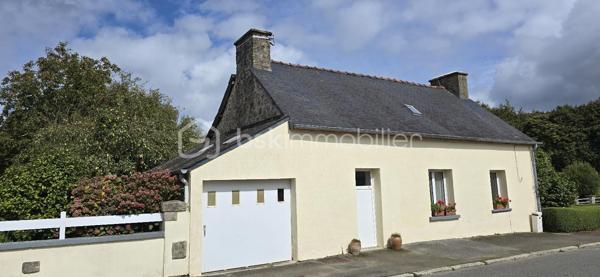 "VISITE VIRTUELLE DISPONIBLE SUR DEMANDE"
Ensemble de maison 138m² (utile) et un gîte indépendant de 106m² (utile) refait à neuf située à 16min de Loudéac

La maison principale :
Au rdc un séjour/salon avec cheminée(insert) 35m², une cuisine neuve 12m², 2 chambres de 11m², une sdb, wc, garage

A l'étage un palier dessert 2 chambres de 21m² et 19m², salle d'eau, wc, deux greniers de 10m² et 15m²

Le gîte refait à neuf (jamais utilisé)
Au rdc une vaste cuisine a/e de 22m², un séjour de 29m², une chambre avec sa salle d'eau avec wc, une sdb avec wc, un garage

A l'étage 2 chambres de 20m² et 12m², un wc

Le terrain de 1260m² est bien séparé en 2 avec une clôture et un portillon entre la maison et le gîte