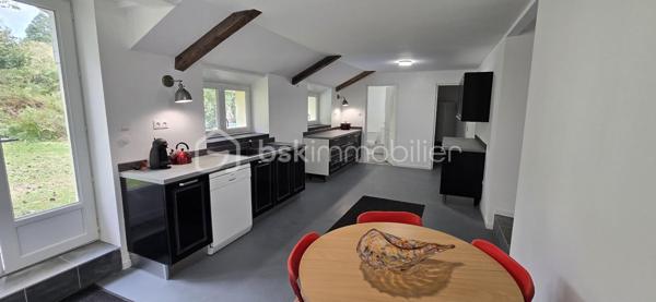 "VISITE VIRTUELLE DISPONIBLE SUR DEMANDE"
Ensemble de maison 138m² (utile) et un gîte indépendant de 106m² (utile) refait à neuf située à 16min de Loudéac

La maison principale :
Au rdc un séjour/salon avec cheminée(insert) 35m², une cuisine neuve 12m², 2 chambres de 11m², une sdb, wc, garage

A l'étage un palier dessert 2 chambres de 21m² et 19m², salle d'eau, wc, deux greniers de 10m² et 15m²

Le gîte refait à neuf (jamais utilisé)
Au rdc une vaste cuisine a/e de 22m², un séjour de 29m², une chambre avec sa salle d'eau avec wc, une sdb avec wc, un garage

A l'étage 2 chambres de 20m² et 12m², un wc

Le terrain de 1260m² est bien séparé en 2 avec une clôture et un portillon entre la maison et le gîte