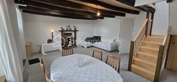 "VISITE VIRTUELLE DISPONIBLE SUR DEMANDE"
Ensemble de maison 138m² (utile) et un gîte indépendant de 106m² (utile) refait à neuf située à 16min de Loudéac

La maison principale :
Au rdc un séjour/salon avec cheminée(insert) 35m², une cuisine neuve 12m², 2 chambres de 11m², une sdb, wc, garage

A l'étage un palier dessert 2 chambres de 21m² et 19m², salle d'eau, wc, deux greniers de 10m² et 15m²

Le gîte refait à neuf (jamais utilisé)
Au rdc une vaste cuisine a/e de 22m², un séjour de 29m², une chambre avec sa salle d'eau avec wc, une sdb avec wc, un garage

A l'étage 2 chambres de 20m² et 12m², un wc

Le terrain de 1260m² est bien séparé en 2 avec une clôture et un portillon entre la maison et le gîte