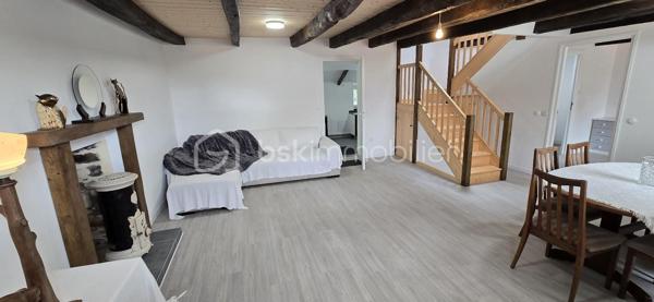 "VISITE VIRTUELLE DISPONIBLE SUR DEMANDE"
Ensemble de maison 138m² (utile) et un gîte indépendant de 106m² (utile) refait à neuf située à 16min de Loudéac

La maison principale :
Au rdc un séjour/salon avec cheminée(insert) 35m², une cuisine neuve 12m², 2 chambres de 11m², une sdb, wc, garage

A l'étage un palier dessert 2 chambres de 21m² et 19m², salle d'eau, wc, deux greniers de 10m² et 15m²

Le gîte refait à neuf (jamais utilisé)
Au rdc une vaste cuisine a/e de 22m², un séjour de 29m², une chambre avec sa salle d'eau avec wc, une sdb avec wc, un garage

A l'étage 2 chambres de 20m² et 12m², un wc

Le terrain de 1260m² est bien séparé en 2 avec une clôture et un portillon entre la maison et le gîte