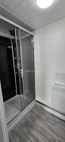 "VISITE VIRTUELLE DISPONIBLE SUR DEMANDE"
Ensemble de maison 138m² (utile) et un gîte indépendant de 106m² (utile) refait à neuf située à 16min de Loudéac

La maison principale :
Au rdc un séjour/salon avec cheminée(insert) 35m², une cuisine neuve 12m², 2 chambres de 11m², une sdb, wc, garage

A l'étage un palier dessert 2 chambres de 21m² et 19m², salle d'eau, wc, deux greniers de 10m² et 15m²

Le gîte refait à neuf (jamais utilisé)
Au rdc une vaste cuisine a/e de 22m², un séjour de 29m², une chambre avec sa salle d'eau avec wc, une sdb avec wc, un garage

A l'étage 2 chambres de 20m² et 12m², un wc

Le terrain de 1260m² est bien séparé en 2 avec une clôture et un portillon entre la maison et le gîte