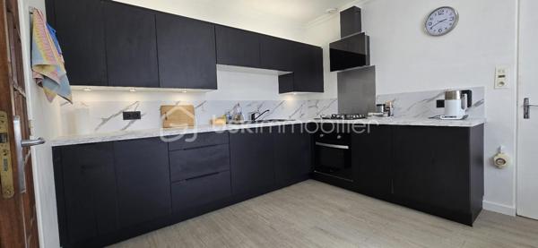 "VISITE VIRTUELLE DISPONIBLE SUR DEMANDE"
Ensemble de maison 138m² (utile) et un gîte indépendant de 106m² (utile) refait à neuf située à 16min de Loudéac

La maison principale :
Au rdc un séjour/salon avec cheminée(insert) 35m², une cuisine neuve 12m², 2 chambres de 11m², une sdb, wc, garage

A l'étage un palier dessert 2 chambres de 21m² et 19m², salle d'eau, wc, deux greniers de 10m² et 15m²

Le gîte refait à neuf (jamais utilisé)
Au rdc une vaste cuisine a/e de 22m², un séjour de 29m², une chambre avec sa salle d'eau avec wc, une sdb avec wc, un garage

A l'étage 2 chambres de 20m² et 12m², un wc

Le terrain de 1260m² est bien séparé en 2 avec une clôture et un portillon entre la maison et le gîte