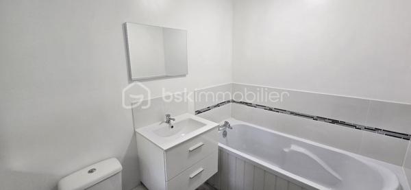"VISITE VIRTUELLE DISPONIBLE SUR DEMANDE"
Ensemble de maison 138m² (utile) et un gîte indépendant de 106m² (utile) refait à neuf située à 16min de Loudéac

La maison principale :
Au rdc un séjour/salon avec cheminée(insert) 35m², une cuisine neuve 12m², 2 chambres de 11m², une sdb, wc, garage

A l'étage un palier dessert 2 chambres de 21m² et 19m², salle d'eau, wc, deux greniers de 10m² et 15m²

Le gîte refait à neuf (jamais utilisé)
Au rdc une vaste cuisine a/e de 22m², un séjour de 29m², une chambre avec sa salle d'eau avec wc, une sdb avec wc, un garage

A l'étage 2 chambres de 20m² et 12m², un wc

Le terrain de 1260m² est bien séparé en 2 avec une clôture et un portillon entre la maison et le gîte