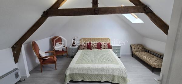 "VISITE VIRTUELLE DISPONIBLE SUR DEMANDE"
Ensemble de maison 138m² (utile) et un gîte indépendant de 106m² (utile) refait à neuf située à 16min de Loudéac

La maison principale :
Au rdc un séjour/salon avec cheminée(insert) 35m², une cuisine neuve 12m², 2 chambres de 11m², une sdb, wc, garage

A l'étage un palier dessert 2 chambres de 21m² et 19m², salle d'eau, wc, deux greniers de 10m² et 15m²

Le gîte refait à neuf (jamais utilisé)
Au rdc une vaste cuisine a/e de 22m², un séjour de 29m², une chambre avec sa salle d'eau avec wc, une sdb avec wc, un garage

A l'étage 2 chambres de 20m² et 12m², un wc

Le terrain de 1260m² est bien séparé en 2 avec une clôture et un portillon entre la maison et le gîte