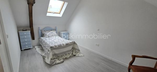 "VISITE VIRTUELLE DISPONIBLE SUR DEMANDE"
Ensemble de maison 138m² (utile) et un gîte indépendant de 106m² (utile) refait à neuf située à 16min de Loudéac

La maison principale :
Au rdc un séjour/salon avec cheminée(insert) 35m², une cuisine neuve 12m², 2 chambres de 11m², une sdb, wc, garage

A l'étage un palier dessert 2 chambres de 21m² et 19m², salle d'eau, wc, deux greniers de 10m² et 15m²

Le gîte refait à neuf (jamais utilisé)
Au rdc une vaste cuisine a/e de 22m², un séjour de 29m², une chambre avec sa salle d'eau avec wc, une sdb avec wc, un garage

A l'étage 2 chambres de 20m² et 12m², un wc

Le terrain de 1260m² est bien séparé en 2 avec une clôture et un portillon entre la maison et le gîte