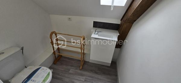 "VISITE VIRTUELLE DISPONIBLE SUR DEMANDE"
Ensemble de maison 138m² (utile) et un gîte indépendant de 106m² (utile) refait à neuf située à 16min de Loudéac

La maison principale :
Au rdc un séjour/salon avec cheminée(insert) 35m², une cuisine neuve 12m², 2 chambres de 11m², une sdb, wc, garage

A l'étage un palier dessert 2 chambres de 21m² et 19m², salle d'eau, wc, deux greniers de 10m² et 15m²

Le gîte refait à neuf (jamais utilisé)
Au rdc une vaste cuisine a/e de 22m², un séjour de 29m², une chambre avec sa salle d'eau avec wc, une sdb avec wc, un garage

A l'étage 2 chambres de 20m² et 12m², un wc

Le terrain de 1260m² est bien séparé en 2 avec une clôture et un portillon entre la maison et le gîte