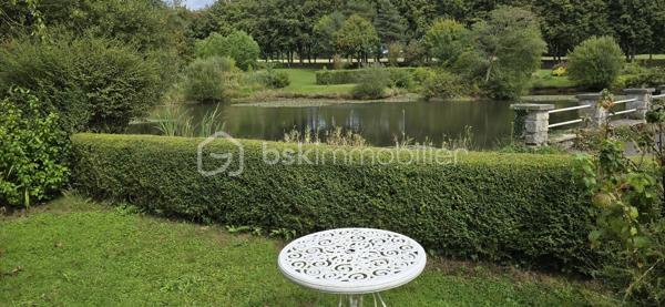 "VISITE VIRTUELLE DISPONIBLE SUR DEMANDE"
Ensemble de maison 138m² (utile) et un gîte indépendant de 106m² (utile) refait à neuf située à 16min de Loudéac

La maison principale :
Au rdc un séjour/salon avec cheminée(insert) 35m², une cuisine neuve 12m², 2 chambres de 11m², une sdb, wc, garage

A l'étage un palier dessert 2 chambres de 21m² et 19m², salle d'eau, wc, deux greniers de 10m² et 15m²

Le gîte refait à neuf (jamais utilisé)
Au rdc une vaste cuisine a/e de 22m², un séjour de 29m², une chambre avec sa salle d'eau avec wc, une sdb avec wc, un garage

A l'étage 2 chambres de 20m² et 12m², un wc

Le terrain de 1260m² est bien séparé en 2 avec une clôture et un portillon entre la maison et le gîte