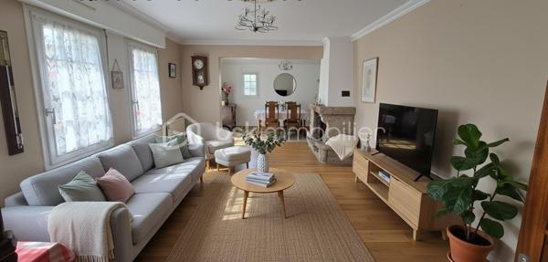 "VISITE VIRTUELLE DISPONIBLE SUR DEMANDE"
Ensemble de maison 138m² (utile) et un gîte indépendant de 106m² (utile) refait à neuf située à 16min de Loudéac

La maison principale :
Au rdc un séjour/salon avec cheminée(insert) 35m², une cuisine neuve 12m², 2 chambres de 11m², une sdb, wc, garage

A l'étage un palier dessert 2 chambres de 21m² et 19m², salle d'eau, wc, deux greniers de 10m² et 15m²

Le gîte refait à neuf (jamais utilisé)
Au rdc une vaste cuisine a/e de 22m², un séjour de 29m², une chambre avec sa salle d'eau avec wc, une sdb avec wc, un garage

A l'étage 2 chambres de 20m² et 12m², un wc

Le terrain de 1260m² est bien séparé en 2 avec une clôture et un portillon entre la maison et le gîte