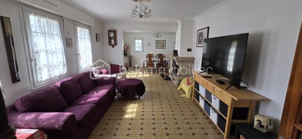 "VISITE VIRTUELLE DISPONIBLE SUR DEMANDE"
Ensemble de maison 138m² (utile) et un gîte indépendant de 106m² (utile) refait à neuf située à 16min de Loudéac

La maison principale :
Au rdc un séjour/salon avec cheminée(insert) 35m², une cuisine neuve 12m², 2 chambres de 11m², une sdb, wc, garage

A l'étage un palier dessert 2 chambres de 21m² et 19m², salle d'eau, wc, deux greniers de 10m² et 15m²

Le gîte refait à neuf (jamais utilisé)
Au rdc une vaste cuisine a/e de 22m², un séjour de 29m², une chambre avec sa salle d'eau avec wc, une sdb avec wc, un garage

A l'étage 2 chambres de 20m² et 12m², un wc

Le terrain de 1260m² est bien séparé en 2 avec une clôture et un portillon entre la maison et le gîte