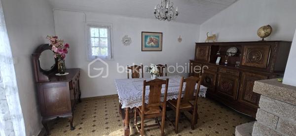 "VISITE VIRTUELLE DISPONIBLE SUR DEMANDE"
Ensemble de maison 138m² (utile) et un gîte indépendant de 106m² (utile) refait à neuf située à 16min de Loudéac

La maison principale :
Au rdc un séjour/salon avec cheminée(insert) 35m², une cuisine neuve 12m², 2 chambres de 11m², une sdb, wc, garage

A l'étage un palier dessert 2 chambres de 21m² et 19m², salle d'eau, wc, deux greniers de 10m² et 15m²

Le gîte refait à neuf (jamais utilisé)
Au rdc une vaste cuisine a/e de 22m², un séjour de 29m², une chambre avec sa salle d'eau avec wc, une sdb avec wc, un garage

A l'étage 2 chambres de 20m² et 12m², un wc

Le terrain de 1260m² est bien séparé en 2 avec une clôture et un portillon entre la maison et le gîte