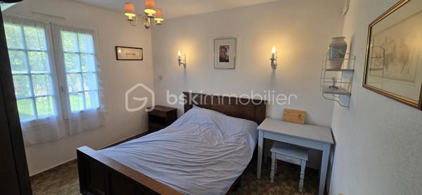 "VISITE VIRTUELLE DISPONIBLE SUR DEMANDE"
Ensemble de maison 138m² (utile) et un gîte indépendant de 106m² (utile) refait à neuf située à 16min de Loudéac

La maison principale :
Au rdc un séjour/salon avec cheminée(insert) 35m², une cuisine neuve 12m², 2 chambres de 11m², une sdb, wc, garage

A l'étage un palier dessert 2 chambres de 21m² et 19m², salle d'eau, wc, deux greniers de 10m² et 15m²

Le gîte refait à neuf (jamais utilisé)
Au rdc une vaste cuisine a/e de 22m², un séjour de 29m², une chambre avec sa salle d'eau avec wc, une sdb avec wc, un garage

A l'étage 2 chambres de 20m² et 12m², un wc

Le terrain de 1260m² est bien séparé en 2 avec une clôture et un portillon entre la maison et le gîte
