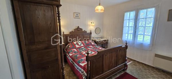 "VISITE VIRTUELLE DISPONIBLE SUR DEMANDE"
Ensemble de maison 138m² (utile) et un gîte indépendant de 106m² (utile) refait à neuf située à 16min de Loudéac

La maison principale :
Au rdc un séjour/salon avec cheminée(insert) 35m², une cuisine neuve 12m², 2 chambres de 11m², une sdb, wc, garage

A l'étage un palier dessert 2 chambres de 21m² et 19m², salle d'eau, wc, deux greniers de 10m² et 15m²

Le gîte refait à neuf (jamais utilisé)
Au rdc une vaste cuisine a/e de 22m², un séjour de 29m², une chambre avec sa salle d'eau avec wc, une sdb avec wc, un garage

A l'étage 2 chambres de 20m² et 12m², un wc

Le terrain de 1260m² est bien séparé en 2 avec une clôture et un portillon entre la maison et le gîte