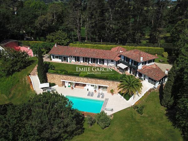 À vendre - Propriété - Urrugne avec piscine et vue montagnes