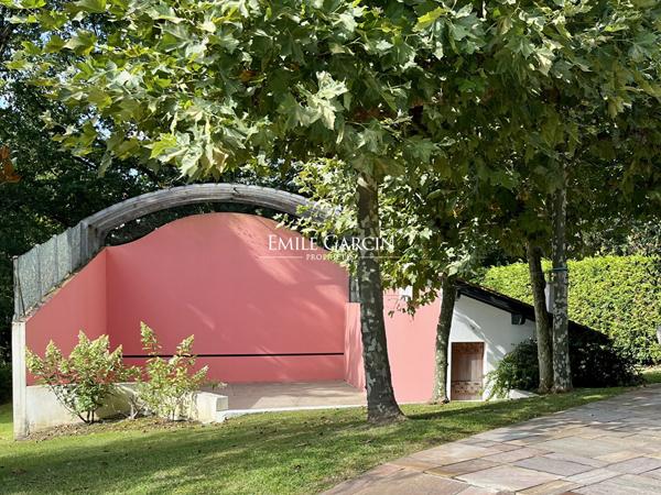 À vendre - Propriété - Urrugne avec piscine et vue montagnes