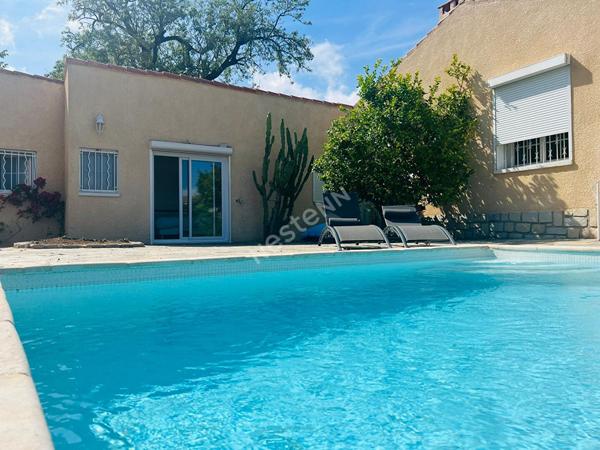 Propriété à vendre à La Ciotat compsée d'une maison de 5 pièces avec piscine et deux dépendances T2