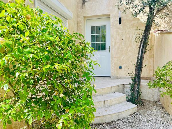 Propriété à vendre à La Ciotat compsée d'une maison de 5 pièces avec piscine et deux dépendances T2