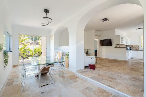 Propriété à vendre à La Ciotat compsée d'une maison de 5 pièces avec piscine et deux dépendances T2