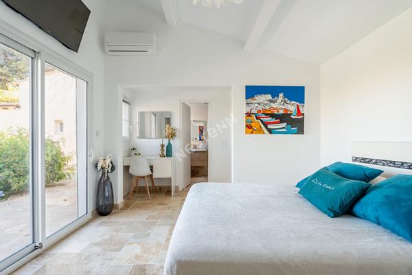 Propriété à vendre à La Ciotat compsée d'une maison de 5 pièces avec piscine et deux dépendances T2