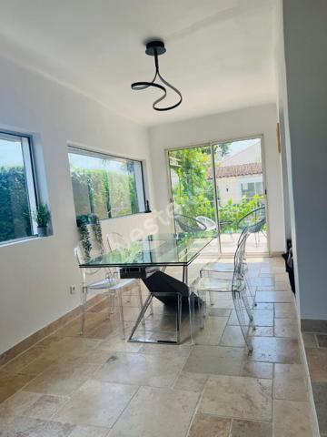 Propriété à vendre à La Ciotat compsée d'une maison de 5 pièces avec piscine et deux dépendances T2