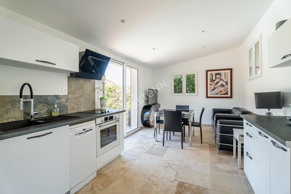 Propriété à vendre à La Ciotat compsée d'une maison de 5 pièces avec piscine et deux dépendances T2