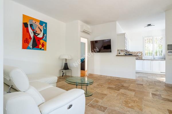 Propriété à vendre à La Ciotat compsée d'une maison de 5 pièces avec piscine et deux dépendances T2