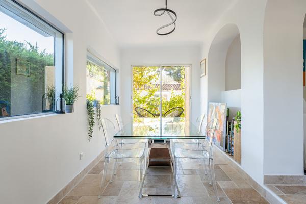 Propriété à vendre à La Ciotat compsée d'une maison de 5 pièces avec piscine et deux dépendances T2