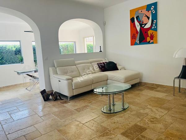 Propriété à vendre à La Ciotat compsée d'une maison de 5 pièces avec piscine et deux dépendances T2