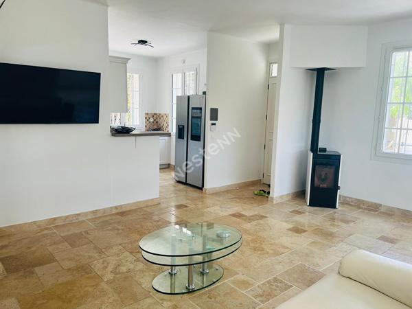 Propriété à vendre à La Ciotat compsée d'une maison de 5 pièces avec piscine et deux dépendances T2