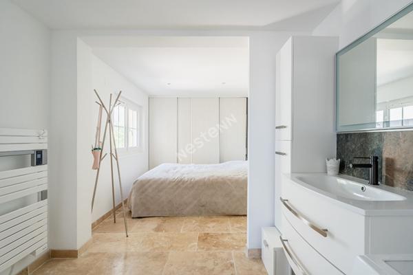 Propriété à vendre à La Ciotat compsée d'une maison de 5 pièces avec piscine et deux dépendances T2