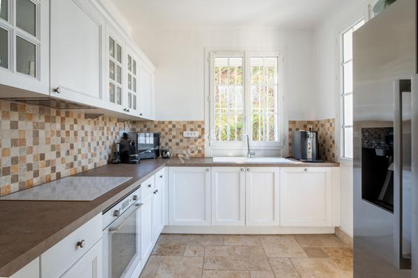 Propriété à vendre à La Ciotat compsée d'une maison de 5 pièces avec piscine et deux dépendances T2