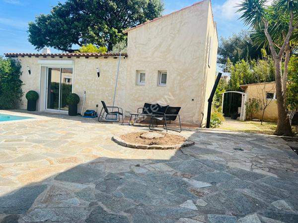 Propriété à vendre à La Ciotat compsée d'une maison de 5 pièces avec piscine et deux dépendances T2
