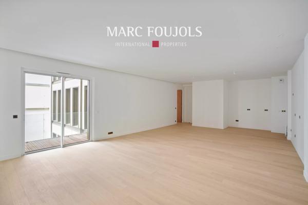 Paris VIII Faubourg Saint Honoré : appartement d’angle de 115 m² avec sa terrasse jardin de 18 m²