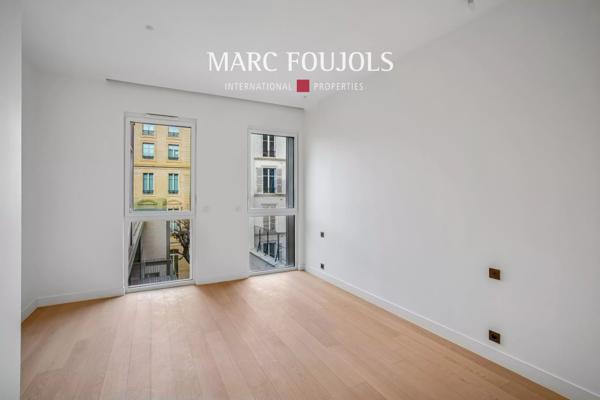 Paris VIII Faubourg Saint Honoré : appartement d’angle de 115 m² avec sa terrasse jardin de 18 m²