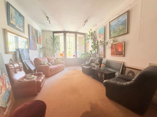 Dpt Hautes Pyrénées (65), à vendre TRIE SUR BAISE Immeuble de 215 m² habitables sur 3 niveaux avec cour