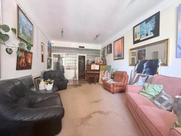 Dpt Hautes Pyrénées (65), à vendre TRIE SUR BAISE Immeuble de 215 m² habitables sur 3 niveaux avec cour