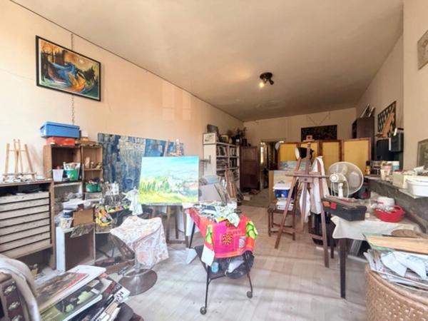 Dpt Hautes Pyrénées (65), à vendre TRIE SUR BAISE Immeuble de 215 m² habitables sur 3 niveaux avec cour