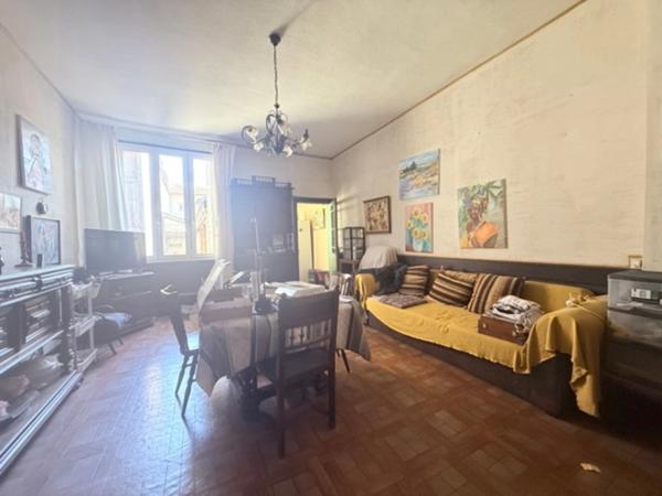 Dpt Hautes Pyrénées (65), à vendre TRIE SUR BAISE Immeuble de 215 m² habitables sur 3 niveaux avec cour