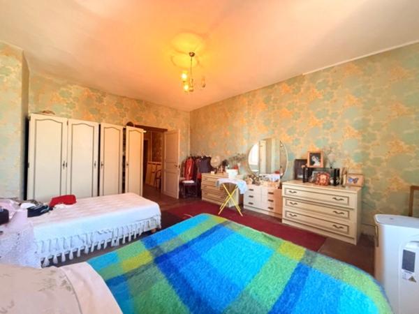 Dpt Hautes Pyrénées (65), à vendre TRIE SUR BAISE Immeuble de 215 m² habitables sur 3 niveaux avec cour