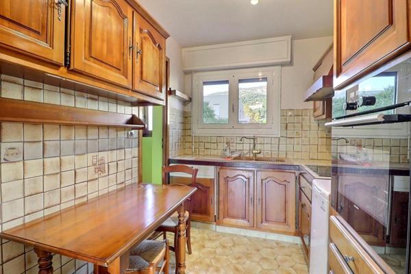 Toulon - Claret  A proximité du centre ville - de la gare  et des axes autoroutiers - Appartement de type 3 avec cave et garage en sous-sol