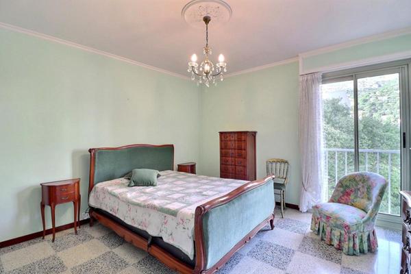 Toulon - Claret  A proximité du centre ville - de la gare  et des axes autoroutiers - Appartement de type 3 avec cave et garage en sous-sol