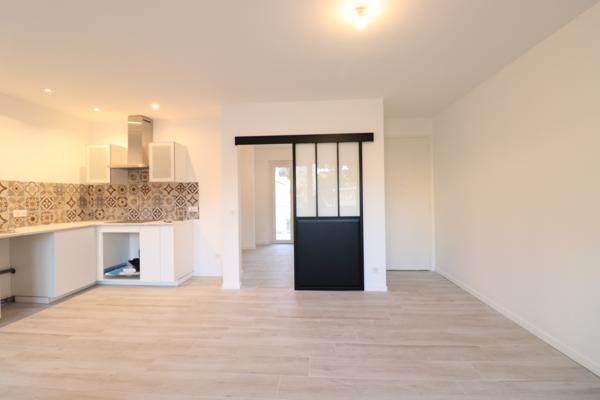 Cassis (13260) T2 traversant avec 2 balcons, proche CV