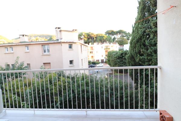 Cassis (13260) T2 traversant avec 2 balcons, proche CV