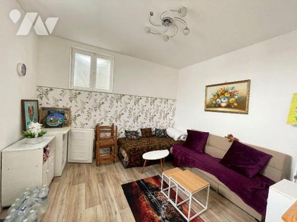 Maison individuelle comprenant: Au rez-de-chaussée: une entrée, cuisine aménagée et équipée, un...