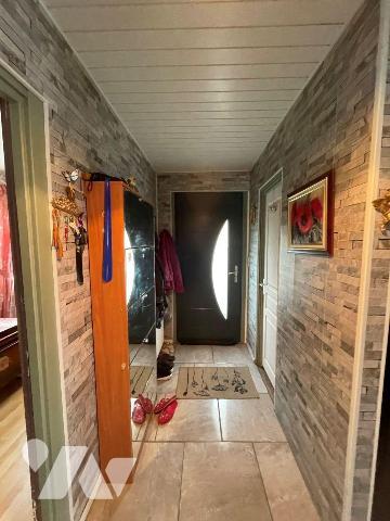 Maison individuelle comprenant: Au rez-de-chaussée: une entrée, cuisine aménagée et équipée, un...