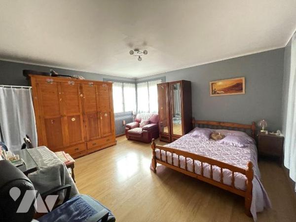 Maison individuelle comprenant: Au rez-de-chaussée: une entrée, cuisine aménagée et équipée, un...