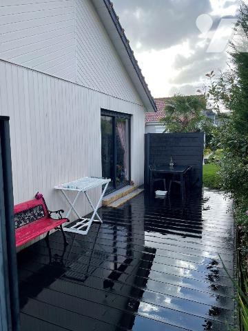 Maison individuelle comprenant: Au rez-de-chaussée: une entrée, cuisine aménagée et équipée, un...