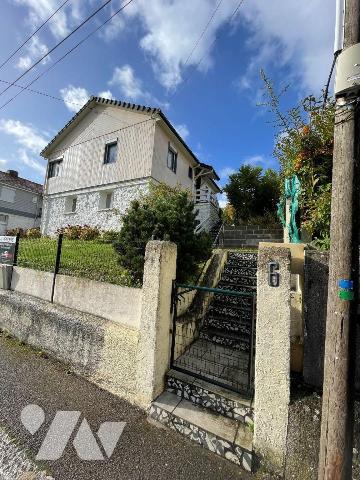 Maison individuelle comprenant: Au rez-de-chaussée: une entrée, cuisine aménagée et équipée, un...
