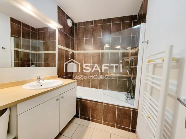 Appartement T3 de 49m², deux chambres dont une avec salle d'eau, un balcon vue dégagée, salle de sport, piscine.